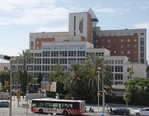 Un accident davant de Joan XXIII deixa quatre ferits Hospital Joan XXIII