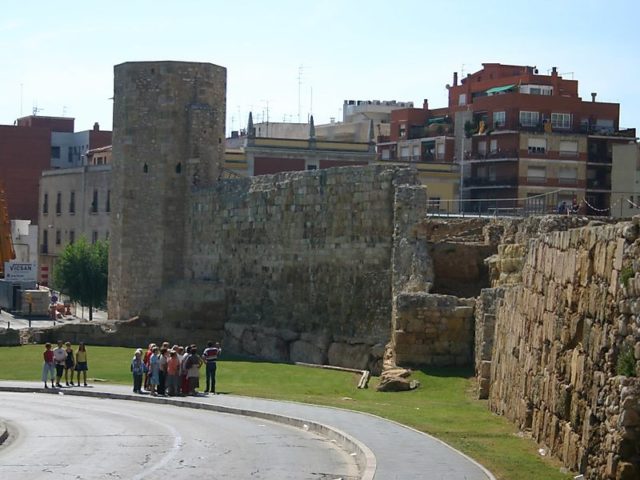 L'Ajuntament de Tarragona ha tancat aquest dimarts l'accés als visitants a la Volta Llarga del circ romà arran de la caiguda d'una dona el cap de setmana, segons ha avançat el 'Diari de Tarragona' i ha pogut confirmar l'ACN. La visitant hauria presentat una denúncia al·legant que va caure per la falta d'il·luminació de l'espai, ha apuntat el rotatiu. A la Volta Llarga pràcticament no hi entra llum natural i alguns dels focus fa temps que estan fosos. Fonts municipals han avançat que en els propers dies es col·locarà un cartell advertint de la poca llum que hi ha per permetre l'accés al públic sota la seva responsabilitat. Paral·lelament l'ajuntament treballa per millorar-ne la il·luminació i instal·larà nous focus.