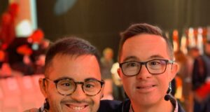 Els jugadors del Nàstic i presentadors de la Liga Genuine,