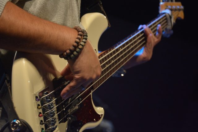 guitar-905998_1920