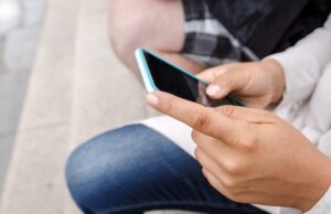 ús xarxes socials hands-using-smartphone-on-social-networking