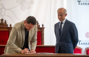L'alcalde Viñuales i Alejandro de la Joya signant el contracte a l'Ajuntament de Tarragona.