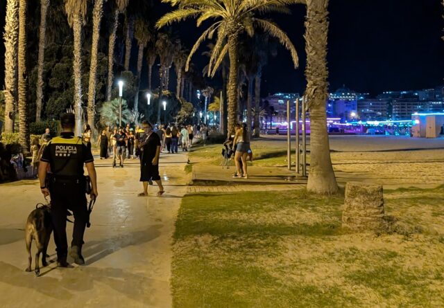 Un agent de la Policia Local al passeig Jaume I salou