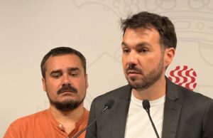 Els Comuns denuncien la manca de punts de recàrrega als aparcaments