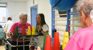 El Joan XXIII incorpora un bipedestador gràcies a la Caminada per l’Ictus del 2024