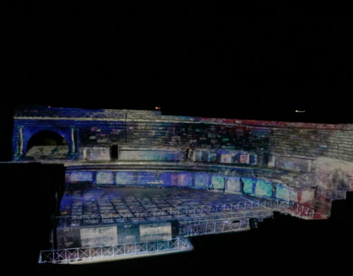 L’amfiteatre connecta la història i el paper de les dones amb un màping únic