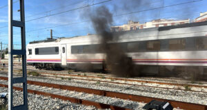 Els Bombers apaguen el foc als baixos d’un tren que arribava buit a Tarragona