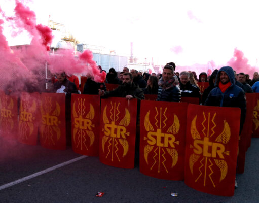 Un centenar de treballadors de Repsol bloquegen el complex de Tarragona