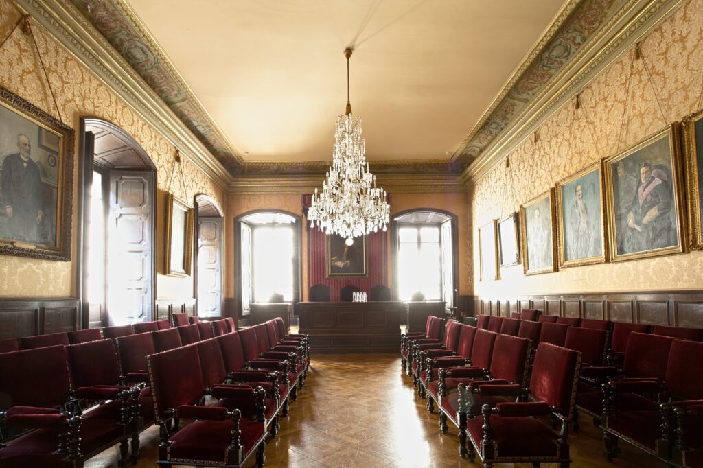Saló de plens de la Reial Acadèmia de Medicina de Catalunya, ubicada en el recinte urbà de l'antic Hospital de la Santa Creu, la casa de Convalescència i l'antic col·legi de Cirurgia. RAMC