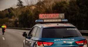 26 persones han mort enguany a les carreteres de Tarragona, més que l’any passat Vehicle_de_Mossos_Esquadra_amb_indicador_daccident