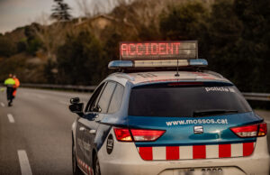 26 persones han mort enguany a les carreteres de Tarragona Vehicle_de_Mossos_Esquadra_amb_indicador_daccident