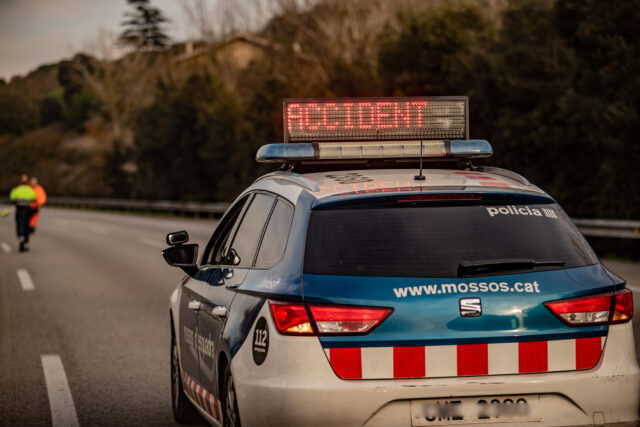 Vehicle_de_Mossos_Esquadra_amb_indicador_daccident