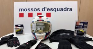 Detenen dos lladres que havien robat material de moto amb un valor de més de mil euros
