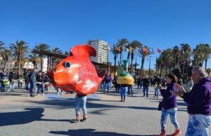 Un seguici marí insòlit omple la 50a Festa del Calamar de Salou mar desfilada figures salou