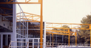 L’antiga recepció i les pistes esportives de la ciutat residencial ja són de titularitat municipal