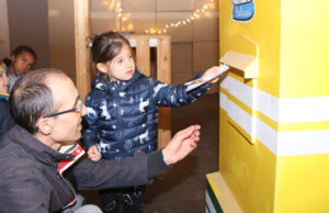 Els infants tarragonins comencen a entregar les cartes als Reis al Magatzem Reial