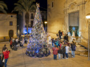 El pessebre i l’arbre de Nadal de ganxet ja brillen a Constantí