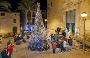 El pessebre i l’arbre de Nadal de ganxet ja brillen a Constantí