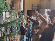 Els infants de 36 escoles guarneixen l’Arbre dels Desitjos a l’Ajuntament de Tarragona arbre desitjos tarragona