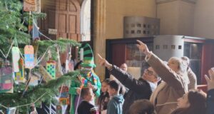 Els infants de 36 escoles guarneixen l’Arbre dels Desitjos a l’Ajuntament de Tarragona arbre desitjos tarragona