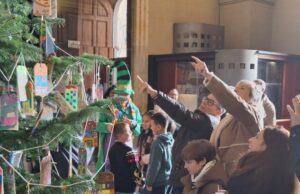 Els infants de 36 escoles guarneixen l’Arbre dels Desitjos a l’Ajuntament de Tarragona arbre desitjos tarragona