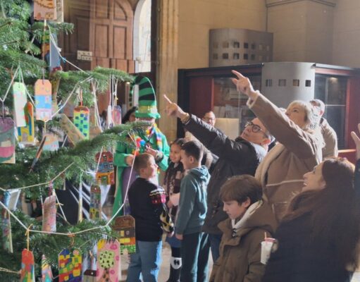 Els infants de 36 escoles guarneixen l’Arbre dels Desitjos a l’Ajuntament de Tarragona arbre desitjos tarragona