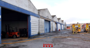 Un incendi crema 25 vehicles a l’interior d’una nau industrial a la Canonja