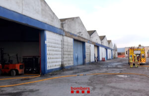 Un incendi crema 25 vehicles a l’interior d’una nau industrial a la Canonja