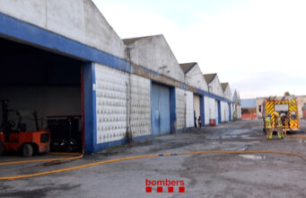 Un incendi crema 25 vehicles a l’interior d’una nau industrial a la Canonja