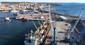 Descarreguen més de dos mil tones de tubs d’acer al Port de Tarragona