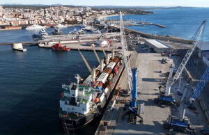Descarreguen més de dos mil tones de tubs d’acer al Port de Tarragona