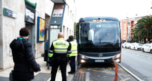 Els usuaris de l’estació de tren de Tarragona reben un servei alternatiu mínim després de la suspensió de Rodalies rodalies crisi autobús tarragona