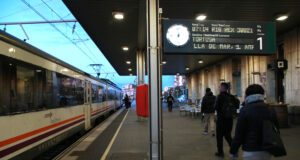 Represa del servei ferroviari a Tarragona amb retards d’entre 15 i 30 minuts de mitjana i poca afluència de viatgers