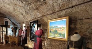 Una exposició a Tarragona recorre la moda pop i hippy dels anys setanta