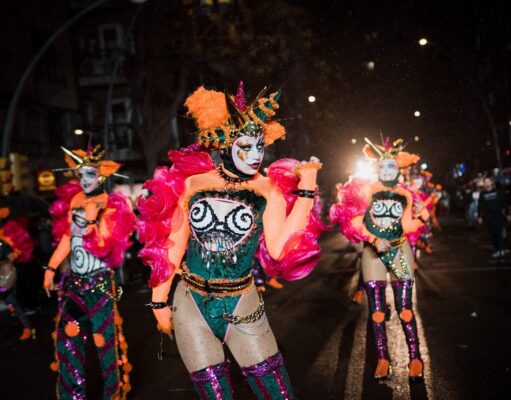 La Rua de l’Artesania esquiva el vent i omple de disbauxa els carrers de Tarragona