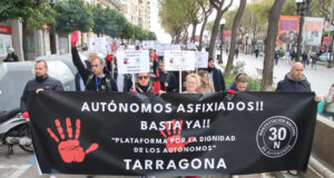 Prop d’un centenar d’autònoms es manifesten a Tarragona