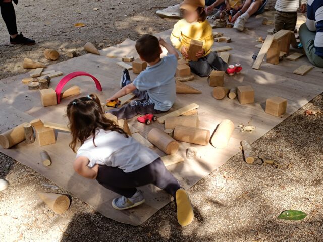 parc ciutat nens jugant familia