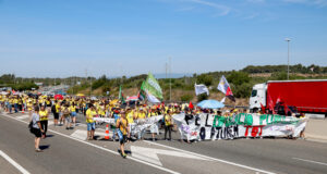 Prop d’un miler de docents bloquegen l’AP-7 a Torredembarra