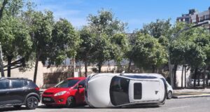Un vehicle bolca davant del col·legi Sagrat Cor de Tarragona sense causar ferits