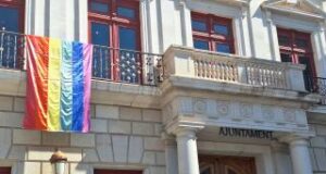 Reus commemora el Dia de l’Orgull LGBTI amb la penjada del domàs i la lectura de manifestos