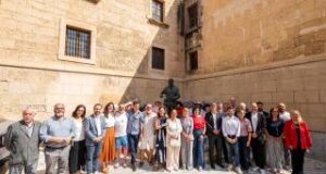 Reus inaugura una escultura de Joan Serramià dedicada a la figura d’Antoni Gaudí