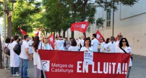 Un centenar de metges tallen diversos punts de la ciutat per denunciar la sobrecàrrega laboral