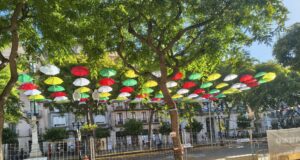 100 paraigües a la Rambla Nova