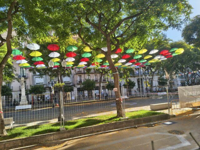 100 paraigües a la Rambla Nova