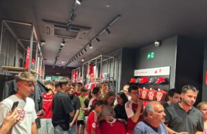 La nova botiga del Nàstic a la Rambla Nova obre portes davant moltíssims aficionats