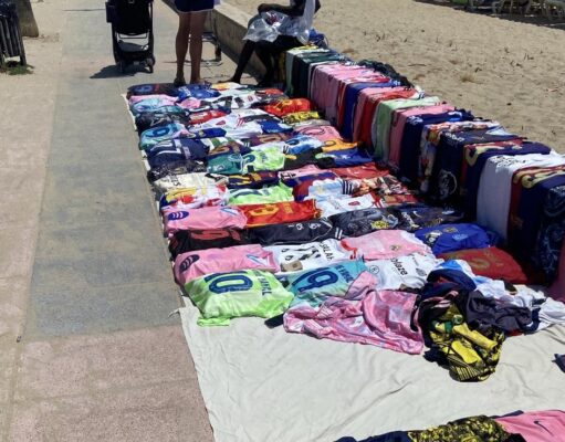 Salou estudia portar a la Fiscalia la venda ambulant il·legal a Cambrils