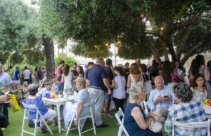Mans Unides celebra la cinquena edició del Vinet Solidari als Jardins de la Casa Miret