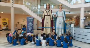 L’alumnat d’infantil de l’escola Joan Ardèvol de Cambrils visita els gegants