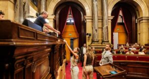 Tres estudiants de la URV es posen en la pell dels diputats del Parlament