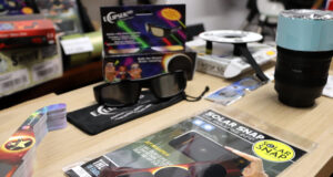 Auge de vendes a les botigues d’astronomia i les òptiques per l’eclipsi: «Cada cop ve més gent a comprar ulleres»